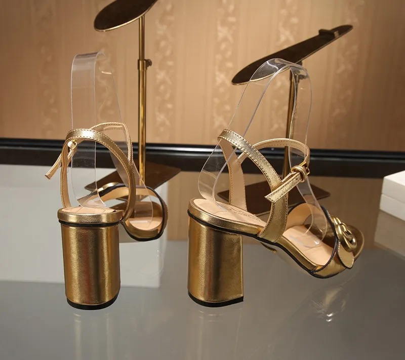 👟👟Ex-factory price 320👟👟 Gucci (GUCCI) official website 1:1 exquisite bronze buckle new summer one-line sandals. The workmanship is great and reassuring. The leather is shiny and tough. Comfortable and super comfortable to walk. It meets the actual needs of the public and is easy to control. Recommended fabric: first-layer cowhide lining/feet: sheepskin 🐑 rubber outsole. Heel height: 8cm. Color: gold, light gold, black, white, red, apricot. Size: 34-39 (sizes 40 and 41 need to be customized). Comes with receipt.